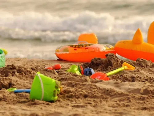 Najciekawsze zabawki nad morze – jakie warto zabrać dla swojego dziecka?