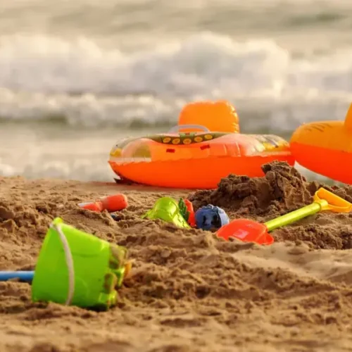 Najciekawsze zabawki nad morze – jakie warto zabrać dla swojego dziecka?
